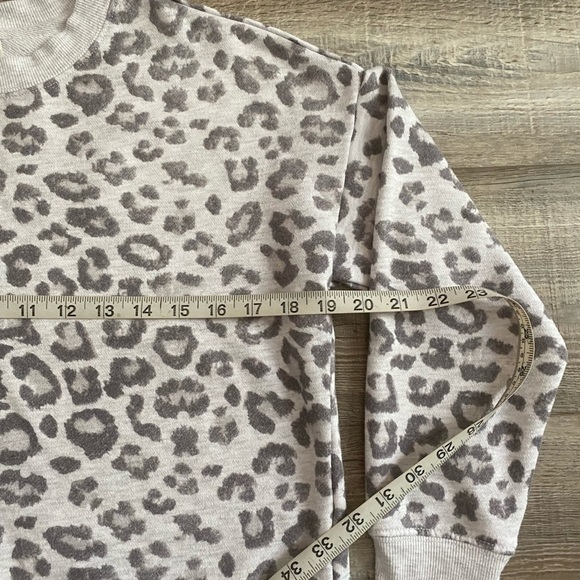 GreenTea Small Gray Leopard Animal Print Split Hem Pullover Casual Sweater - Picture 7 of 9